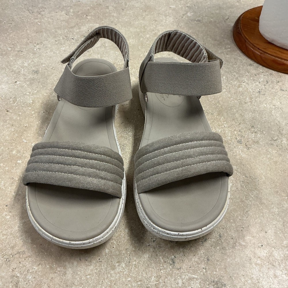 Skechers BOBS SZ 9 Women’s Washable Canvas Sandals Plush Foam Insoles